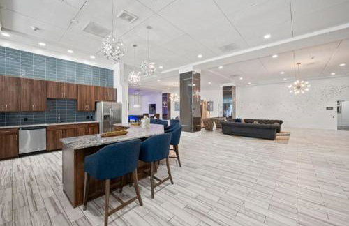 Luxury 1BR Resort Stay with WiFi, Pool, and Desk near Med Center and NRG - Foto 29