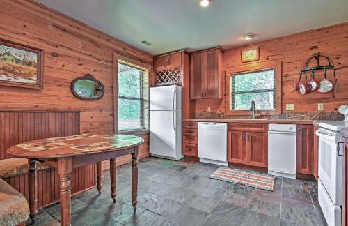 Hillside Cabin on 43 Acres with Private Lake and View! - Foto 7