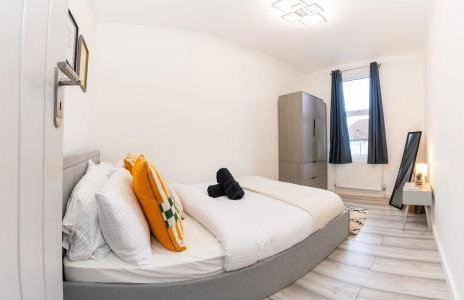 Amanah Properties - Elegant 4-Bedroom Home in Wembley with Parking, Perfect for Contractors - Foto 11