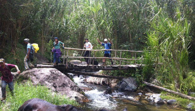 Cruzando uno de los riachuelos de la zona