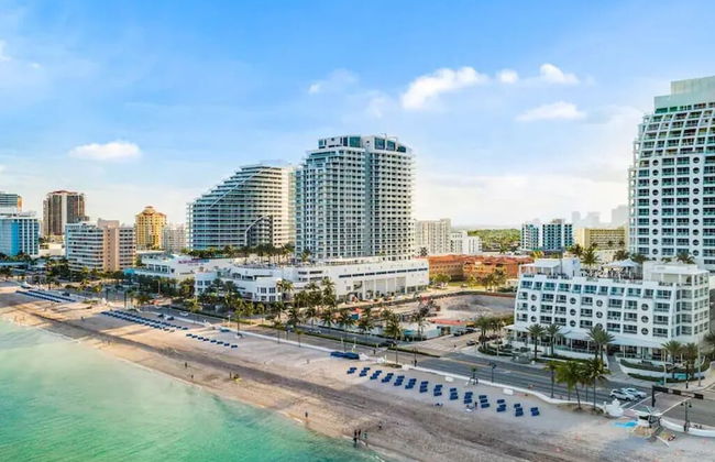 Elegant Beachfront Condo: Your Perfect Getaway! - Photo 29