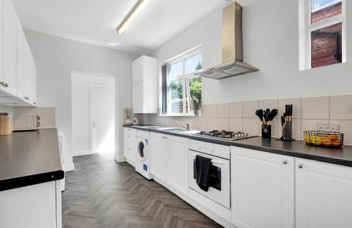 Solace Nights - Large Modern House - 4 Bedrooms - Near M6 & Spaghetti Junction - Fast WiFi - Netflix - Photo 5