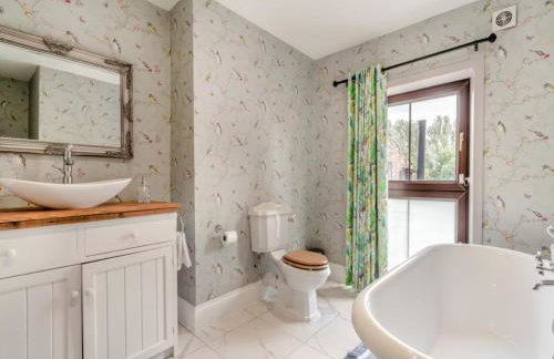 Riverside Georgian House with Hot Tub, Sauna & Parking - Foto 17