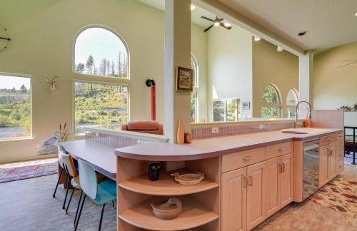 On McKenzie River! Home with Scenic Sunroom - Foto 12