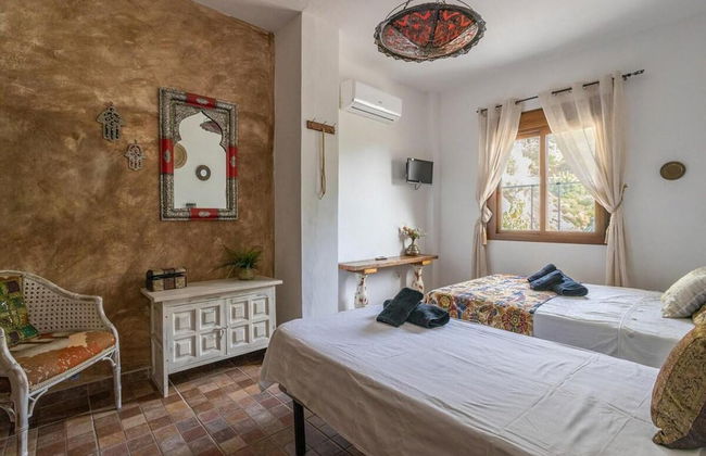 Sayalonga Villa Retreat With 7 Bedrooms - Photo 2