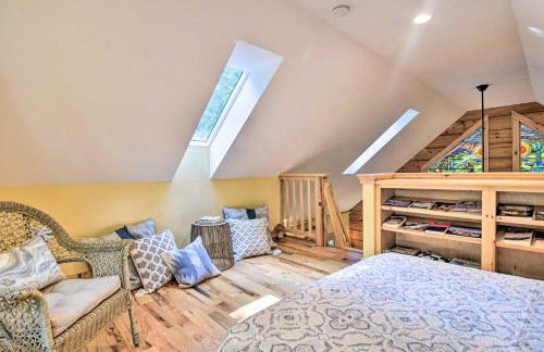 Romantic Asheville Area Cabin with Deck and Hot Tub! - Foto 17