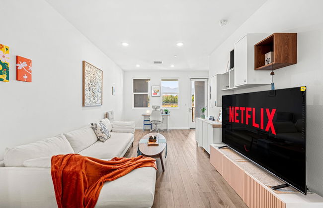 Chic Modern Retreat With Stunning Views - Photo 4