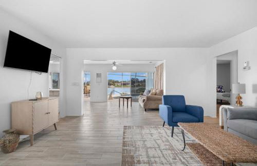 Venice Lakefront Pool Home - Photo 11