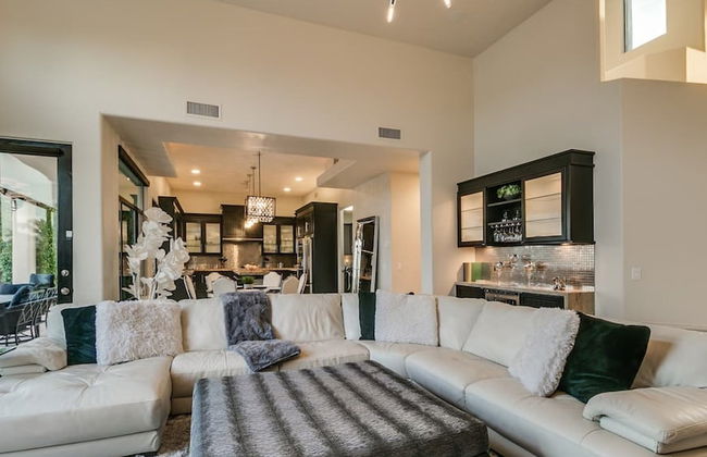 Luxury Contemporary Sanctuary w/ Pool and Views! - Foto 23