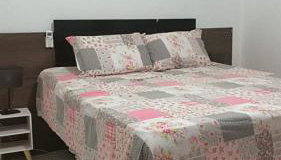 Garagem para 3 carros Morada Valentim é uma Casa dois quartos climatizada em Paracuru, 2 decks, piscina, portão automático, cerca elétrica com conforto e qualidade para você! - Foto 3