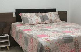 Garagem para 3 carros Morada Valentim é uma Casa dois quartos climatizada em Paracuru, 2 decks, piscina, portão automático, cerca elétrica com conforto e qualidade para você! - Foto 3