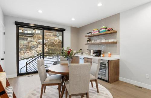 Luxury Hideout w Hot Tub Steam Shower - Photo 41