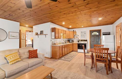 Cozy Cabin in Heber with a deck, fireplace and pet friendly - Foto 10