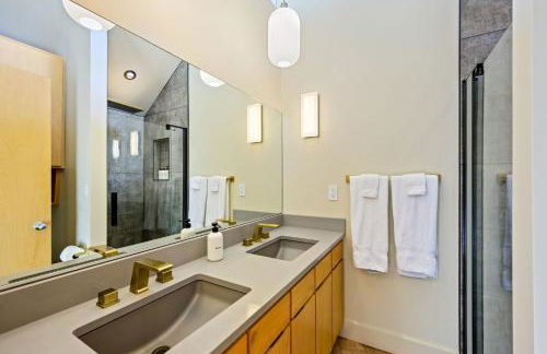 Modern Home Walk to Downtown, Hot Tub & GameRoom - Foto 25