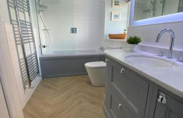 2 bedroom Townhouse within Grade C listed Ladysbridge House 2 night minimum stay - Foto 32