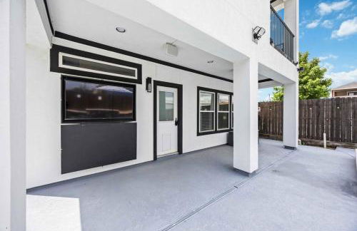 Resort vibe with Pool and Hot tub Downtown skyline views - Photo 47