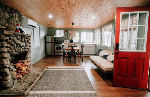 Rustic, Pet Friendly Cabin on the Hudson River, Perfect for a Glamping Weekend in the Adirondacks - Foto 3