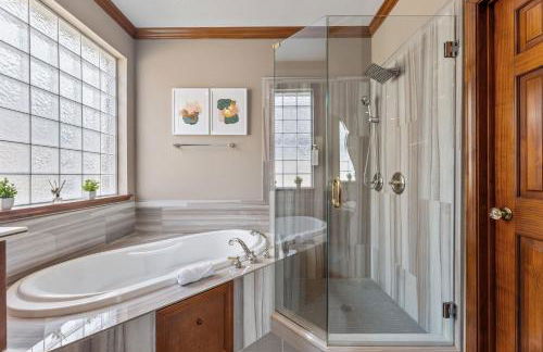 Golf-Side Luxe Escape Sleeps 13 Hot Tub & Theater - Foto 24