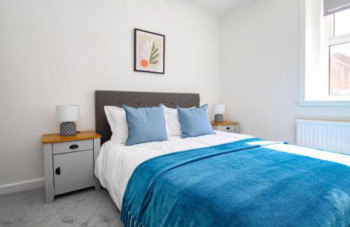 3-Bed Apartment Ideal for Contactors - Near Clyde Shipyard - 25 min Glasgow Airport - Photo 1