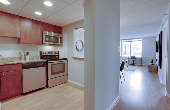 Spacious Apartment at Pentagon City - Photo 13
