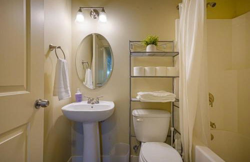 Stylish North Seattle Townhouse- Dual Master Suites - Foto 14