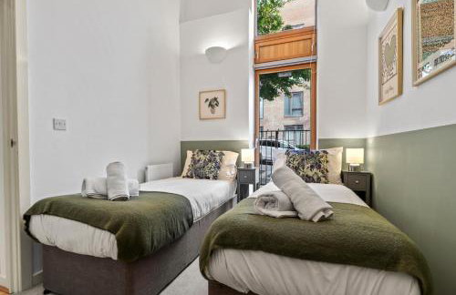 Sleek Modern City Apartment - Photo 16