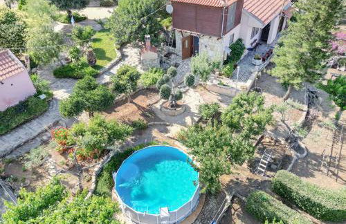 Rustic Retreat - Private Pool in Nature's Embrace - Photo 2