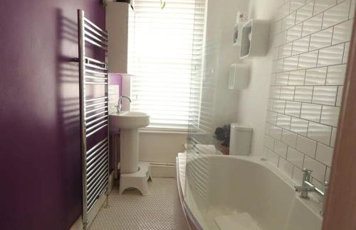 Bright Two Bedroom House with Parking and Garden - Foto 9