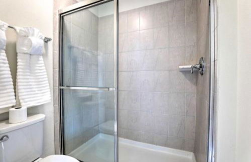 New Upscale 8BR Kissimmee Retreat with Private Pool, Spa & Resort Amenities - 7 Mi to Disney! - Foto 37