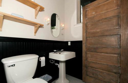 Sleek Retro Airstream Rental for Glamping for Two near Downtown Austin - Foto 25