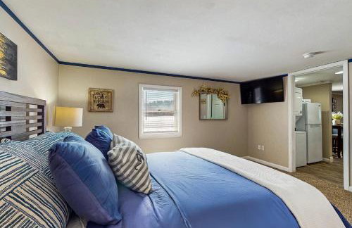 Close to Lake George! Couples Retreat with Pool - Foto 21