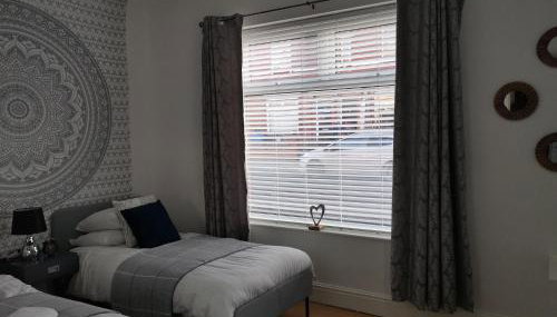 Corner House, Sleeps 8 in 4 Bedrooms, near train station, Great Value! - Foto 2