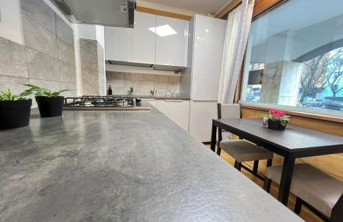 "R&P apartment", short term stay, elegant design, Bisceglie metro station, easy for San Siro and Fiera Milano, free parking - Foto 7