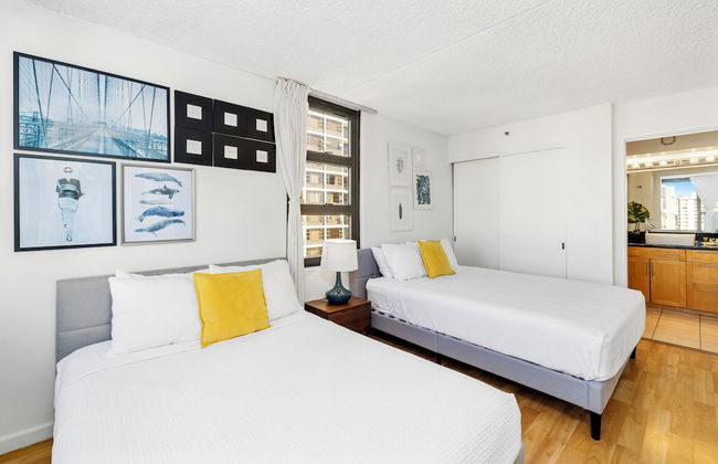 Partial Ocean View Condo with 2 Beds and Parking - Foto 46