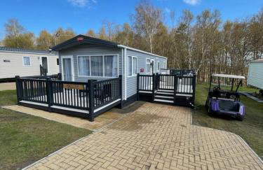 Tigers Wood - 2 bed hot tub lodge with free golf, NO BUGGY - Foto 2