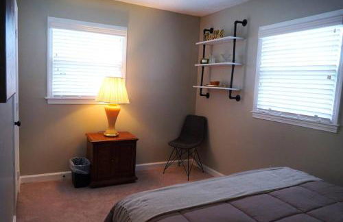 Spacious Pet Friendly Home - Photo 10