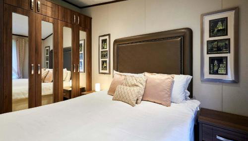 Bramble Lodge with Hot Tub - Foto 2, wardrobe