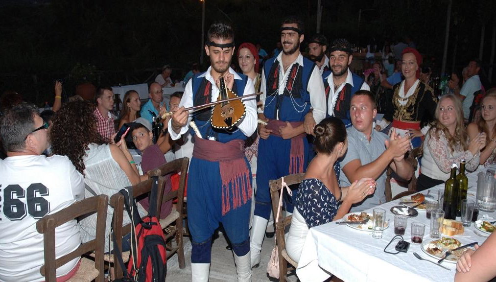 Noche cretense Karouzanos - Música y baile en vivo - Foto 1