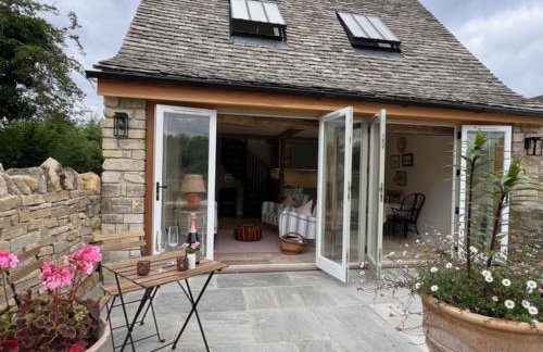 Idyllic secluded hideaway with countryside views on the edge of the Cotswolds - Photo 5