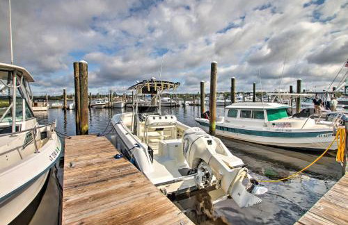 Walk to Pawcatuck River Family-Friendly Home! - Foto 3