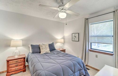 Walk to White River Home with Deck in Flippin! - Foto 12