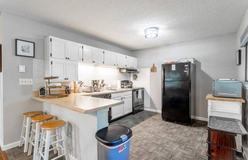 Cozy 3Br Fire Pit Hammock 2 Minutes to Beach - Foto 7