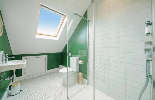 London Acton - hot tub, cinema, games & arcade - Foto 45