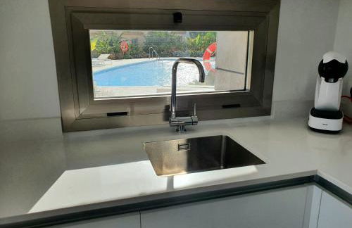 Luxury beachfront apartment with pool, sauna, fitness and gym in province Malaga, Andalusia - Photo 15