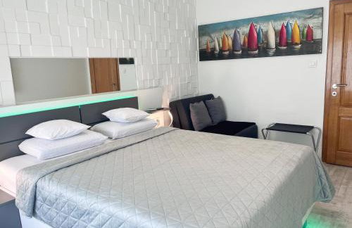 Apartment PLAZA -Wallbox 11kW- Private SPA- Jacuzzi, Infrared Sauna, Luxury massage chair, Parking, Entry with PIN 0 - 24h, FREE CANCELLATION 24 hours before Check In,Premium pillows and mattress - Photo 41