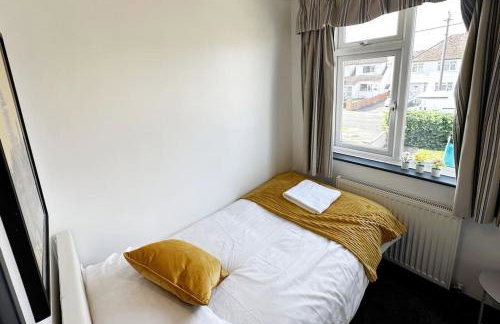 Green Haven Villa - 4BR Spacious House with Hot tub, Ample Parking, Air Condition, WIFI, Netflix, Patio & Garden - Foto 12