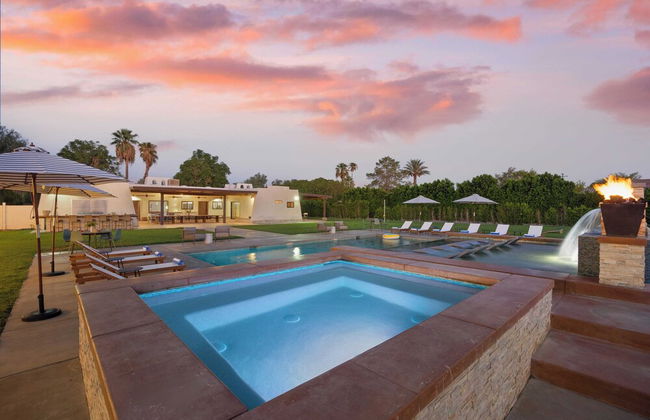 Sleeps 20! Architectural Mansion w/ Pool, Indoor Tennis Court, Game Room Starlight Estate by Avantstay - Foto 5
