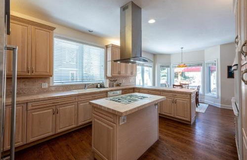 Luxurious 4BR Retreat - Pool Table & Chic Amenities - Photo 20