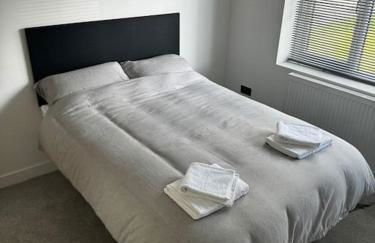 Brand New 4 Bed Deluxe Modern Villa - Sleeps 9 - Private Parking & Garden - Foto 13