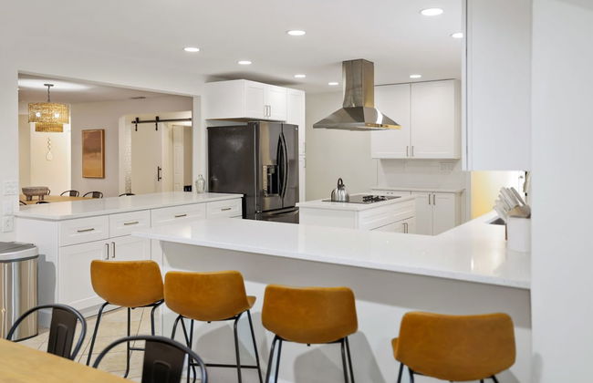 Golden Retreat: Expansive 6BR Home w Heated Pool ~ - Foto 47